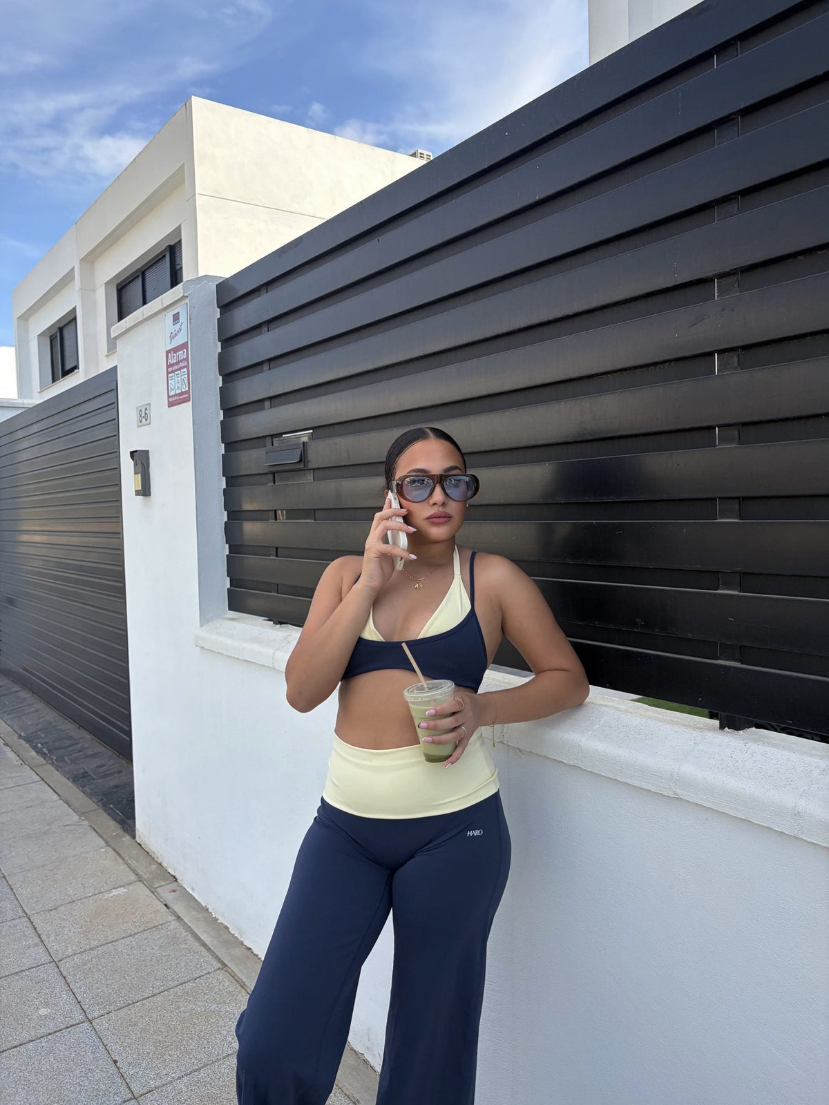 Set de top y pantalón de campana azul marino con detalles amarillos