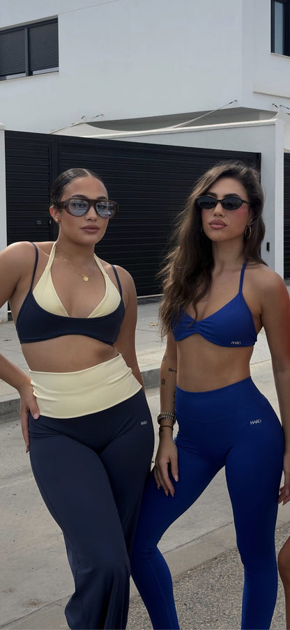 Set de top y pantalón de campana azul marino con detalles amarillos